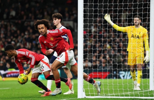 Zirkzee khen ngợi tinh thần MU dù bị loại khỏi Carabao Cup