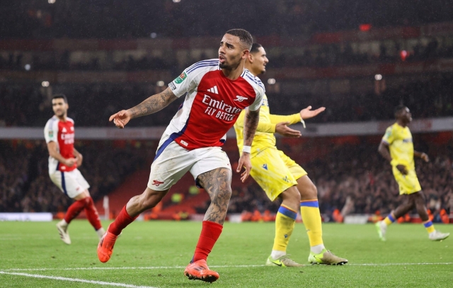 Gabriel Jesus lập hat-trick, Arsenal vượt khó vào bán kết Carabao Cup